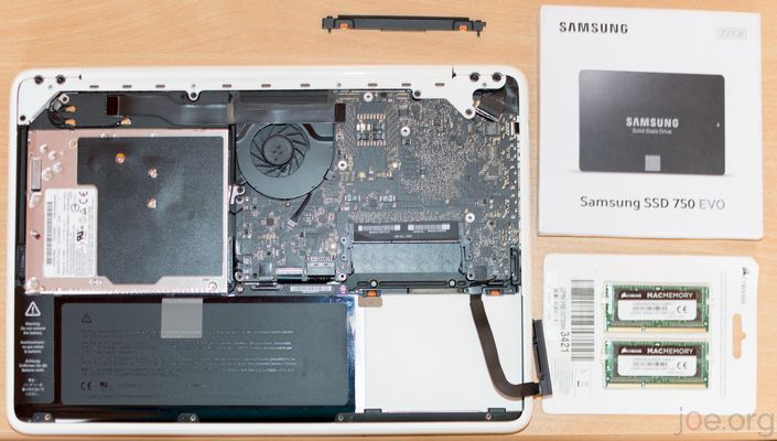 Offenes MacBook mit neuer SSD und 8GB RAM